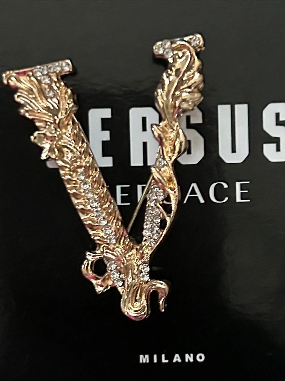 V GOLD-TONE AND adorned CRYSTAL BROOCH 🔥 3cm length statement
